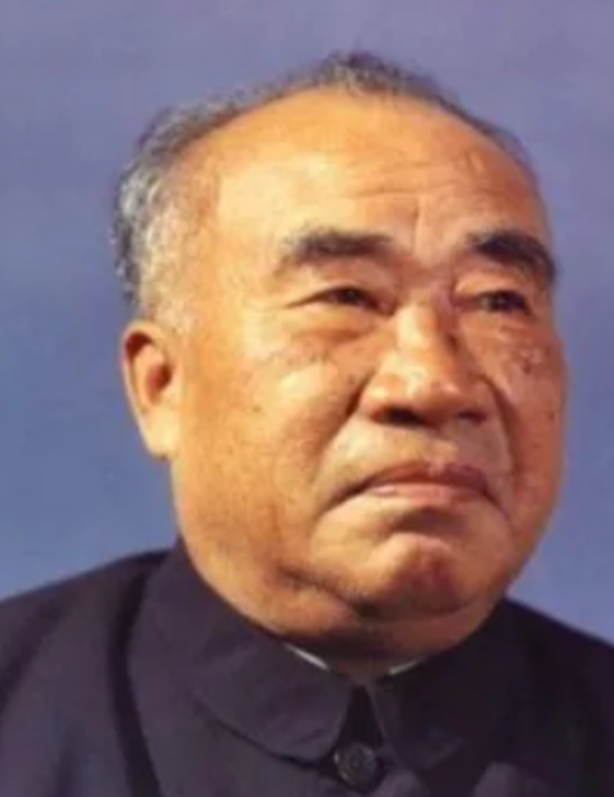 1929年，朱德正和妻子吃饭。突然，十几个敌军踹门而入：“快、抓住朱德！”妻子见
