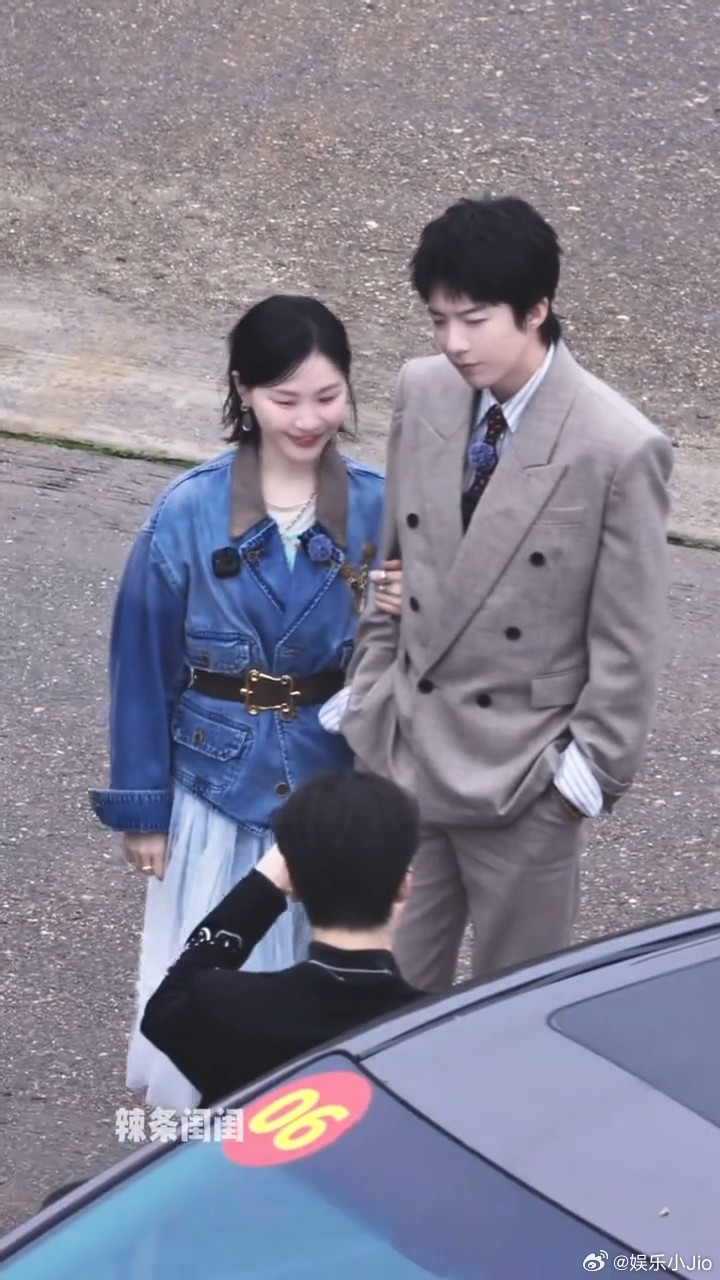 张凌赫带着他的阿贝贝上线营业，在录制现场给刘宇宁金靖拍起了照，终于从拍景物进阶到