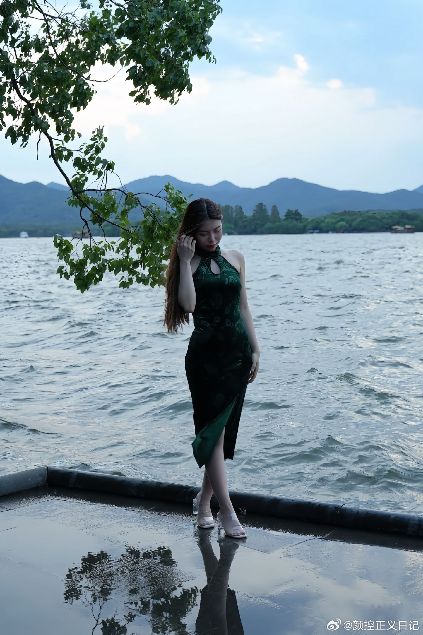 轻熟女神范儿姐姐撩拨美女绘梦长廊