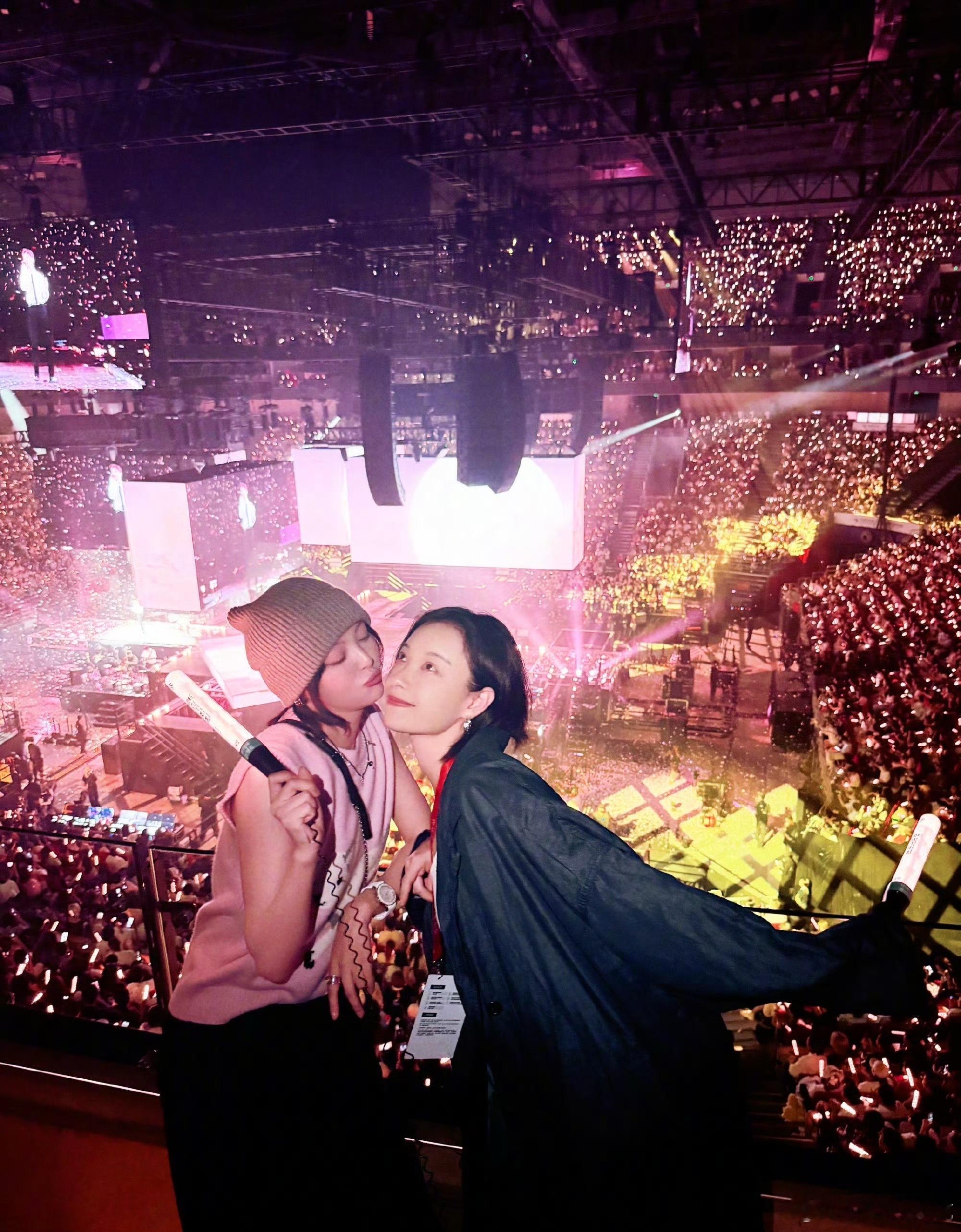 辛芷蕾倪妮未接收李宇春比心辛芷蕾倪妮错过李宇春比心暗号那很好奇她俩还记得这个暗号