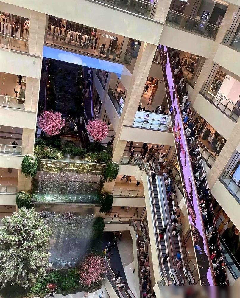 西安赛格广场有部扶梯，专治各种不信邪。我前两年去西安旅游特意打卡过，那可是全