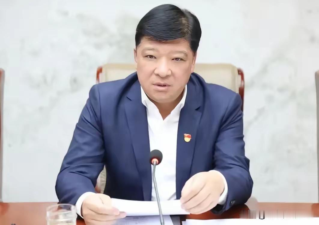 此人贪婪成性，不但自己受贿还给亲朋好友敛财，每次都是步步高升，由吉林省榆树市长到