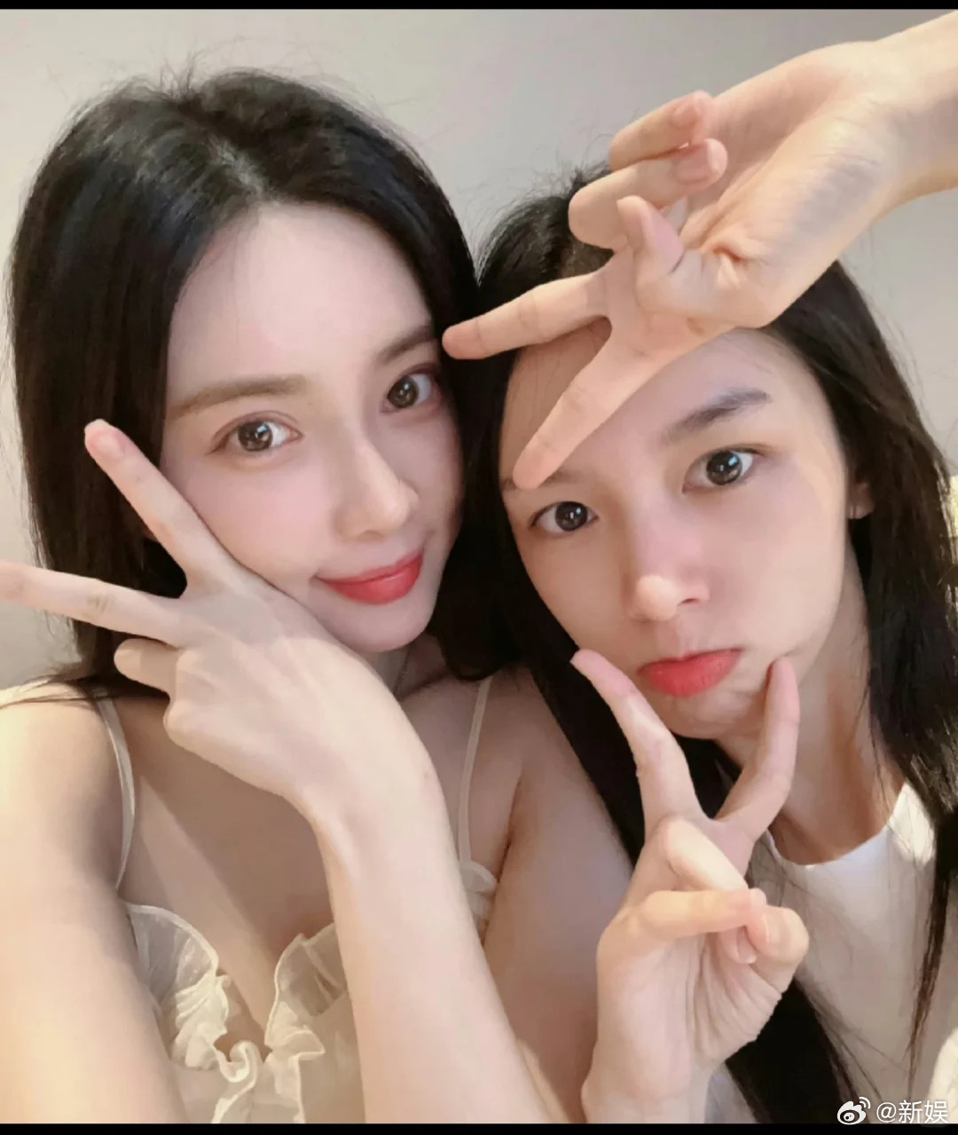 周也回复孟子义姐姐亲亲周也回复孟子义亲亲孟子义不仅包场了周也新剧《你好1983》