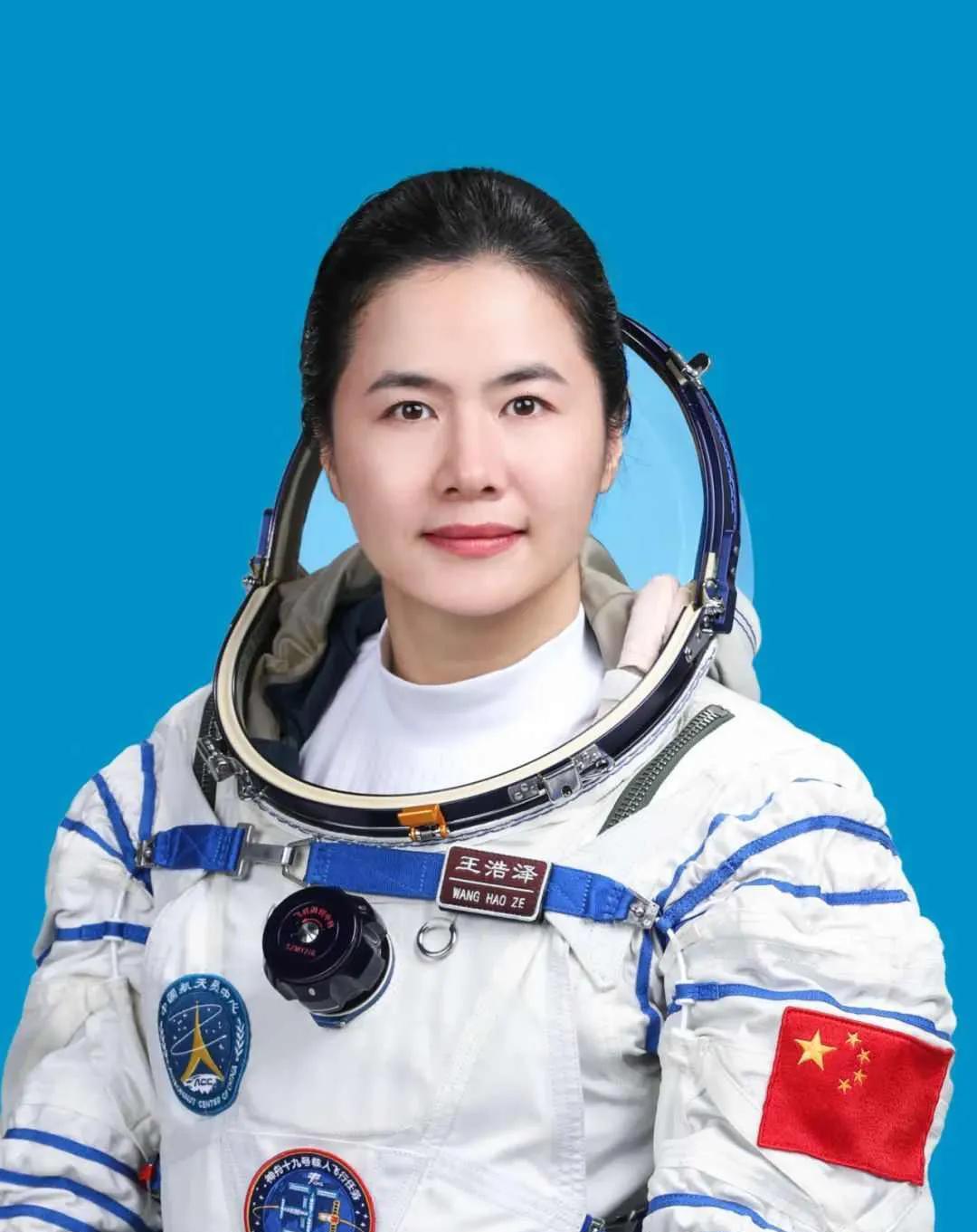 神舟十九名单揭晓，奖章等级引争议，下个目标在何方？2023年，中央给三位航天员