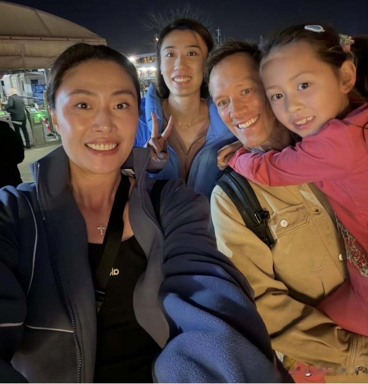 这是什么神仙缘分啊！前中国女排主力副攻手马蕴雯带着老公、孩子，在土耳其街头偶遇到