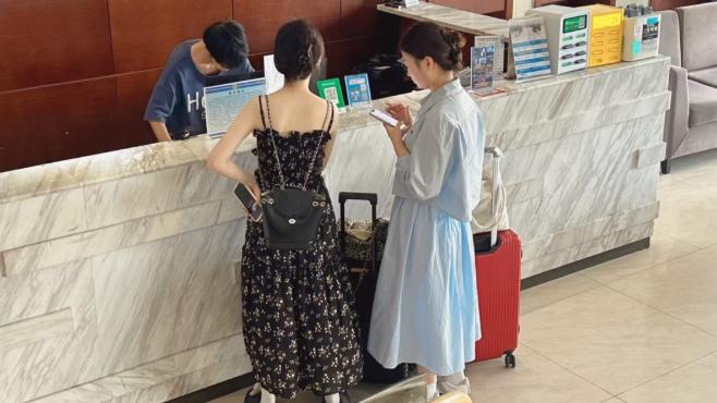 我有个朋友在五星级酒店干了八年保洁，她告诉我：办入住时，直接跟前台说这“3个不