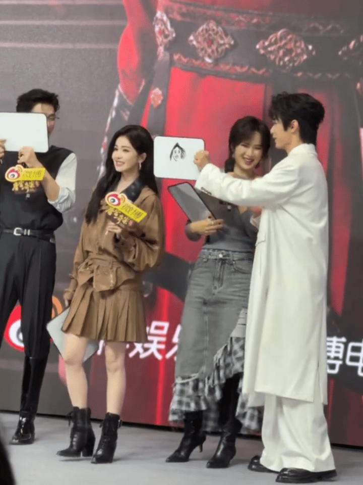 唐宫奇案我的评分：白鹿说东北话的灵魂画师👖白鹿灵魂画手上线就算了，系黑纱时又