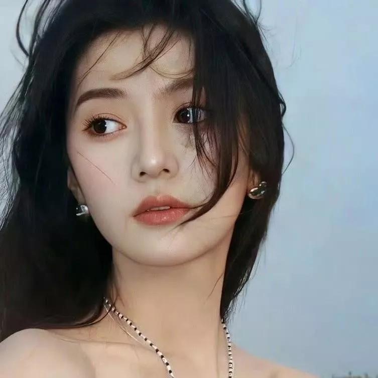 气质女神，黑发飘逸，妆容精致，尽显优雅！温婉大方的美女温柔气质美女黑发红唇女