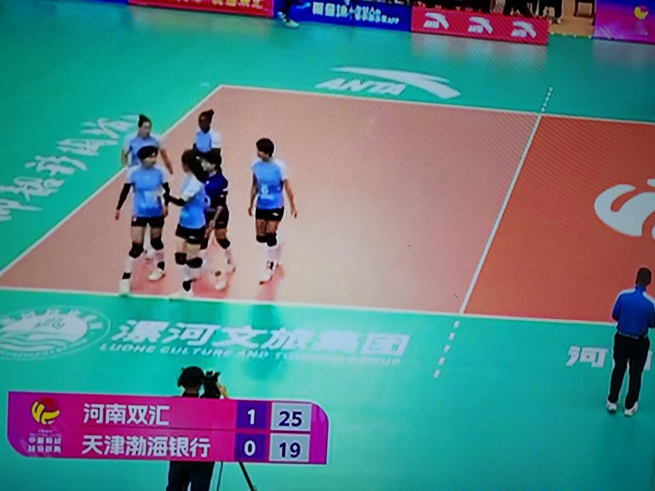 女排排超联赛第十四轮，天津女排对阵河南女排，天津女排14：9领先，因为一传不到位