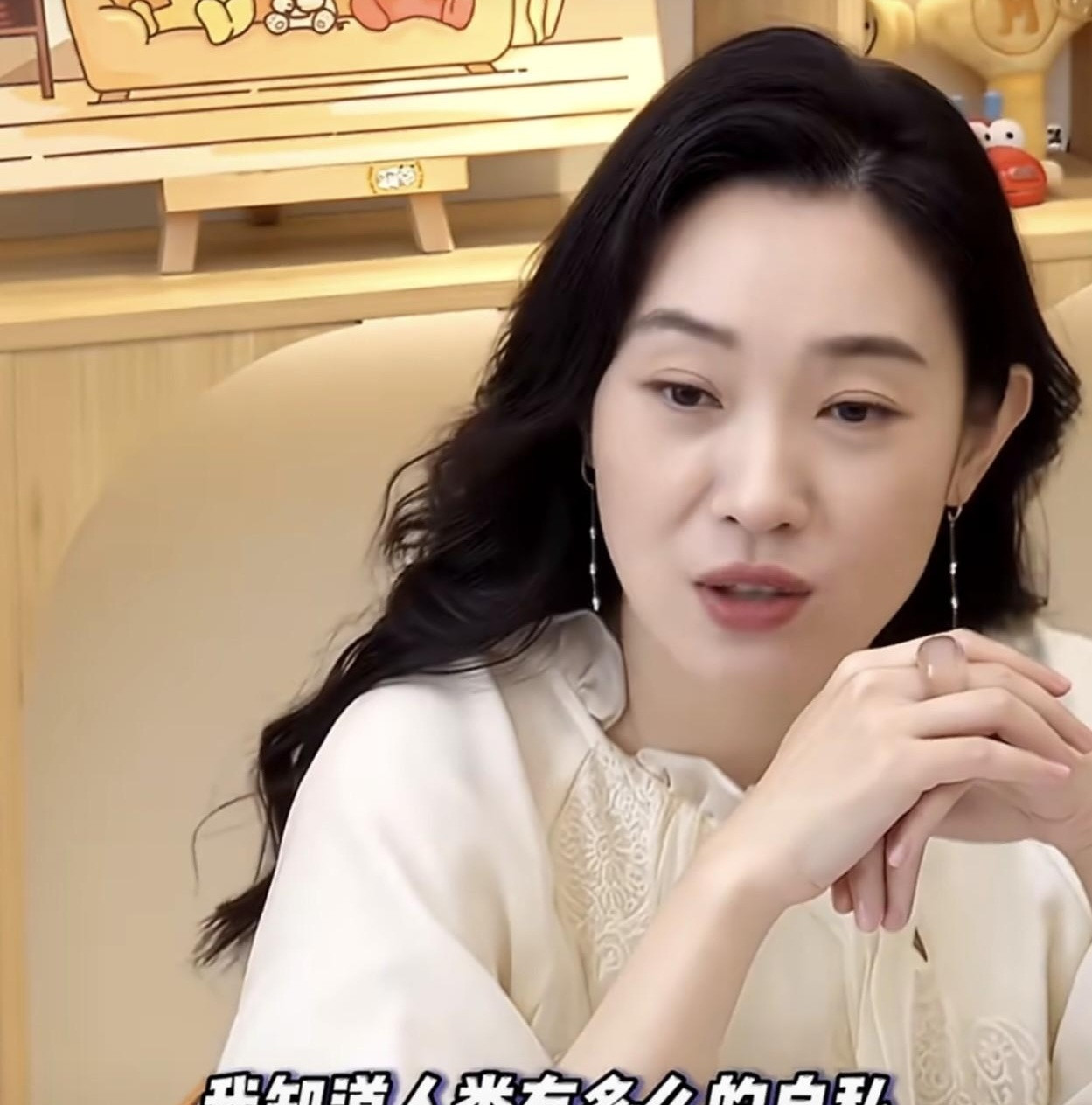 56岁，搁普通人身上，都该盘着核桃遛弯带孙子了，可许晴一露面，评论区齐刷刷都在问：这是56？我没看错