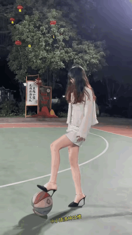 小姐姐很幸福，但是我觉得小哥哥才是最幸福的人。