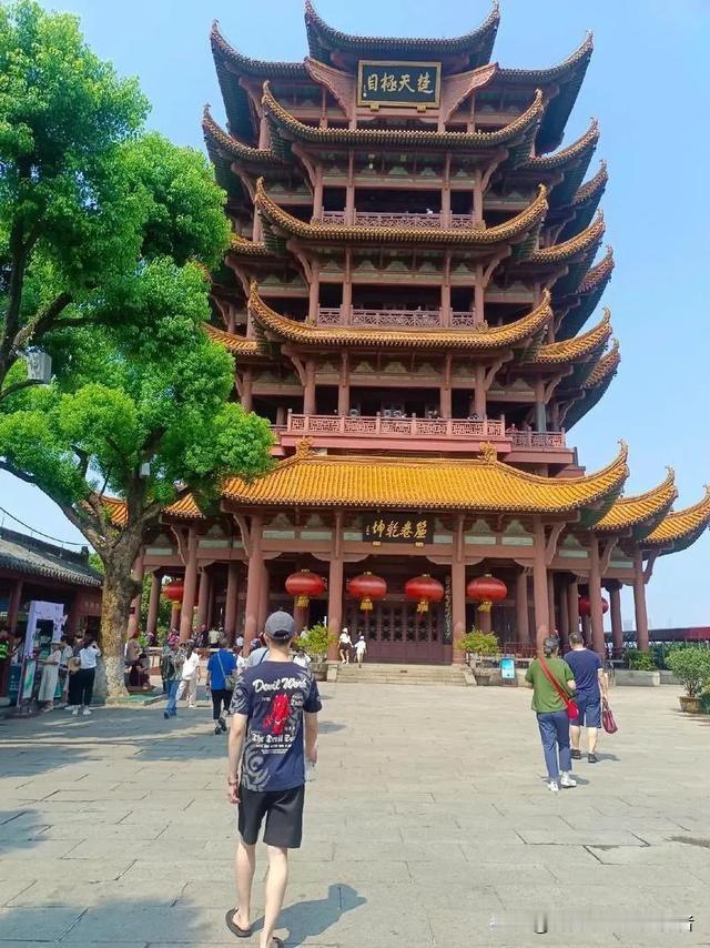 武汉是一座英雄的城市。武汉精神，是“敢为人先、追求卓越”的豪迈气魄。这座