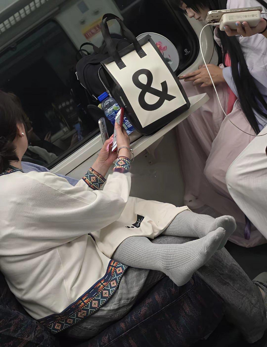 火车上的，她袜子底都湿了味道老刺鼻了，一圈都是脚臭味​​​