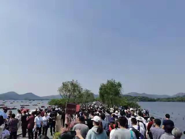 刚在丽江古城被挤到怀疑人生，转头刷到这条消息——文旅部点名了。张家界、丽江古