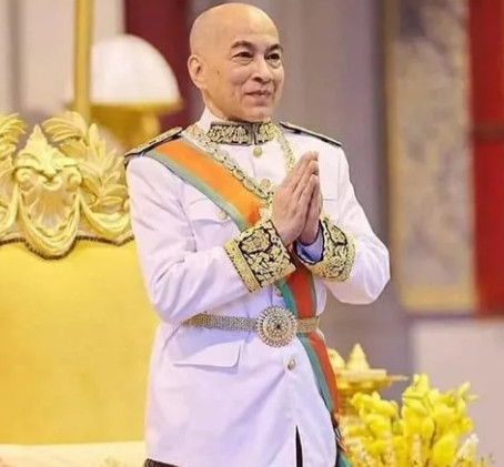 柬埔寨都已经一团糟了，国际社会都是高度重视的状态，然而最高领导人西哈莫尼却一声