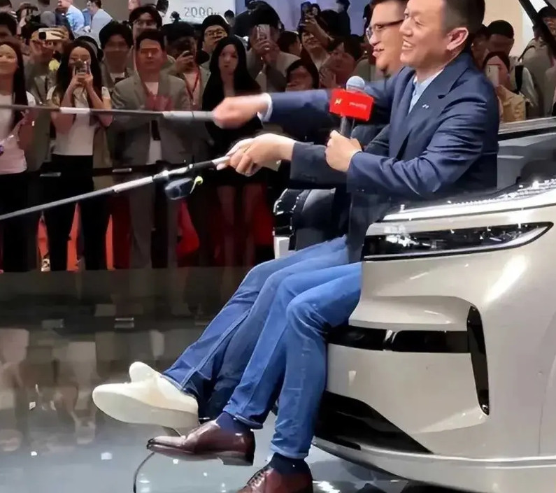 乐道，李斌真的可以坐在车头上钓鱼吗？我认为，李斌这个营销是彻彻底底的失败，因
