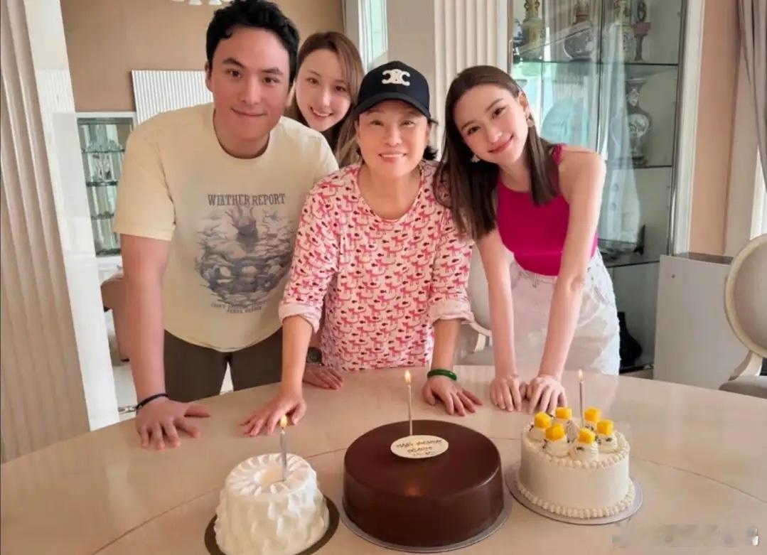 赌王前儿媳给吕良伟夫妇拜年，女儿长得像三太，70岁吕良伟显年轻！