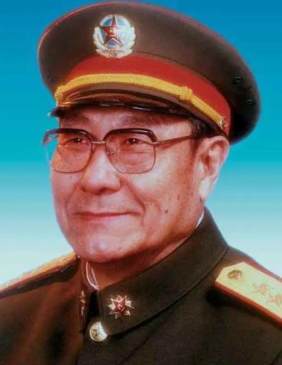 1948年，沈阳战俘营，一个16岁的国民党俘虏抹着眼泪，想领路费回家。一个解放军