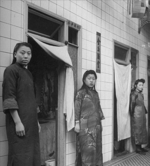 1946年，沈阳一家妓院门口，被人拍下了这一张老照片。不过，这几个穿着中式旗袍