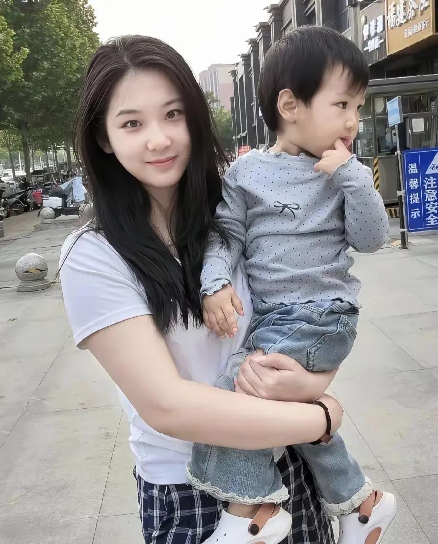 邻家闺女离婚了，无家可归，便抱着儿子回了娘家。大妈想把自己的房子过户给女儿，想不
