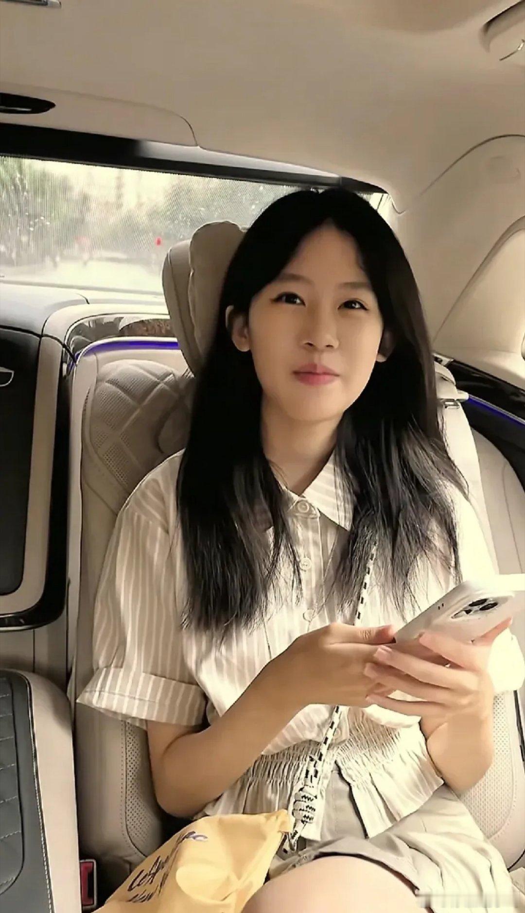 演员陆毅的大女儿贝儿，遗传了她老爸的高颜值，确实很漂亮啊！​​​
