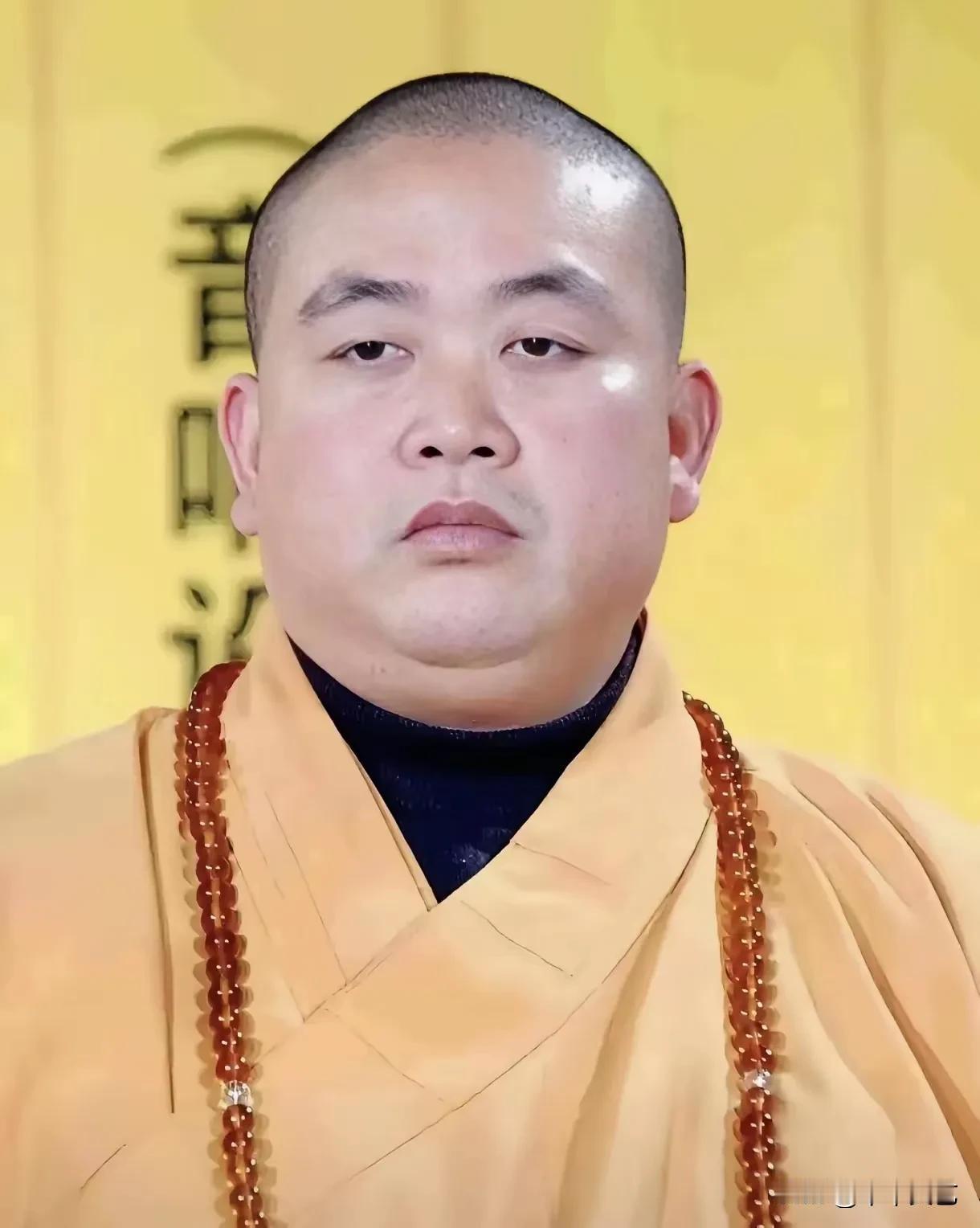 在释永信这种婴儿肥的面容下，一步一步把少林寺推向国际世界，有一定的贡献。但是“