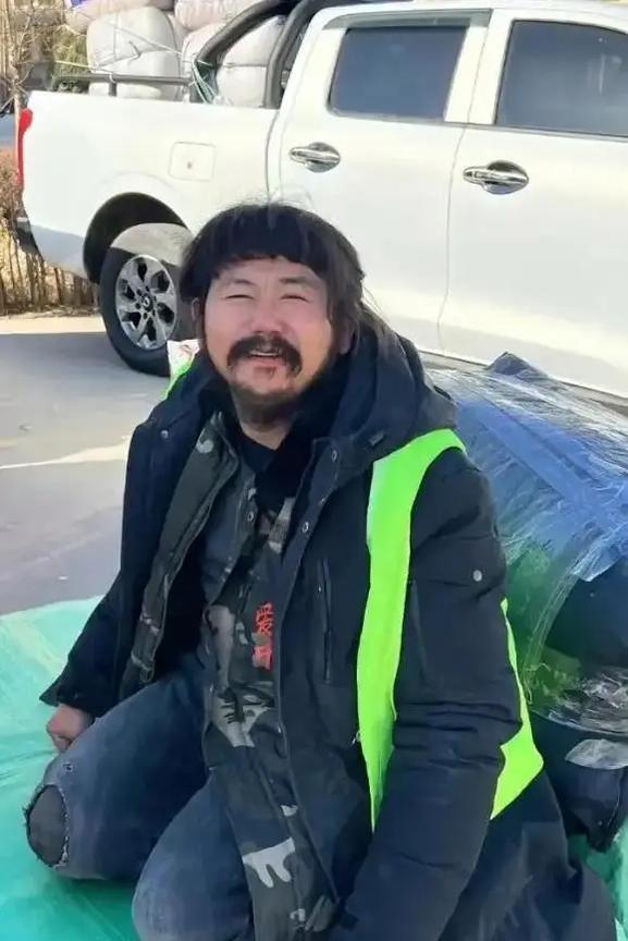 跪行巨人胡雷：清空19吨积蓄驰援洪灾，账户仅剩5毛钱仍笑对人生