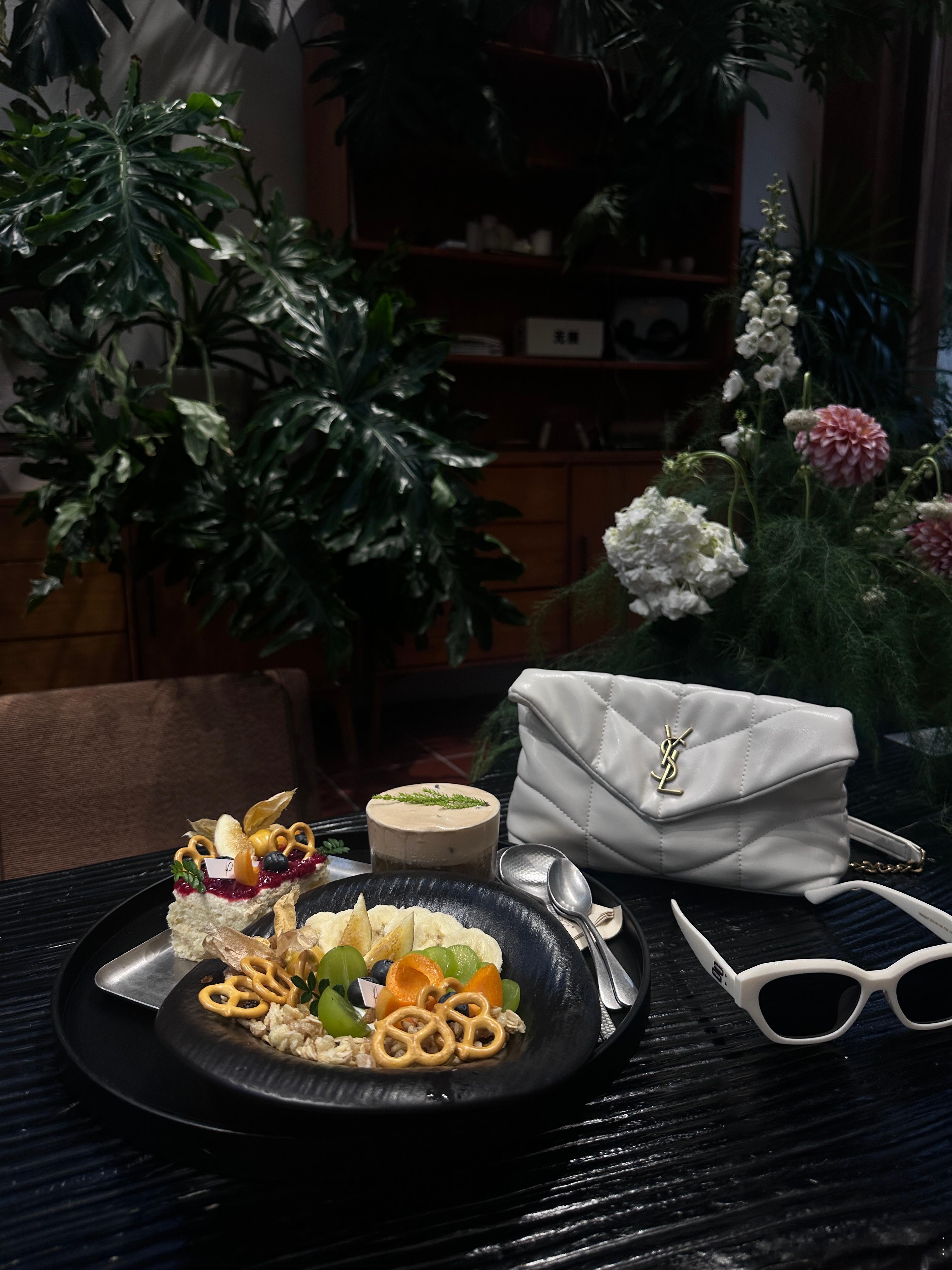 没什么特色，人特色。下午茶​​​