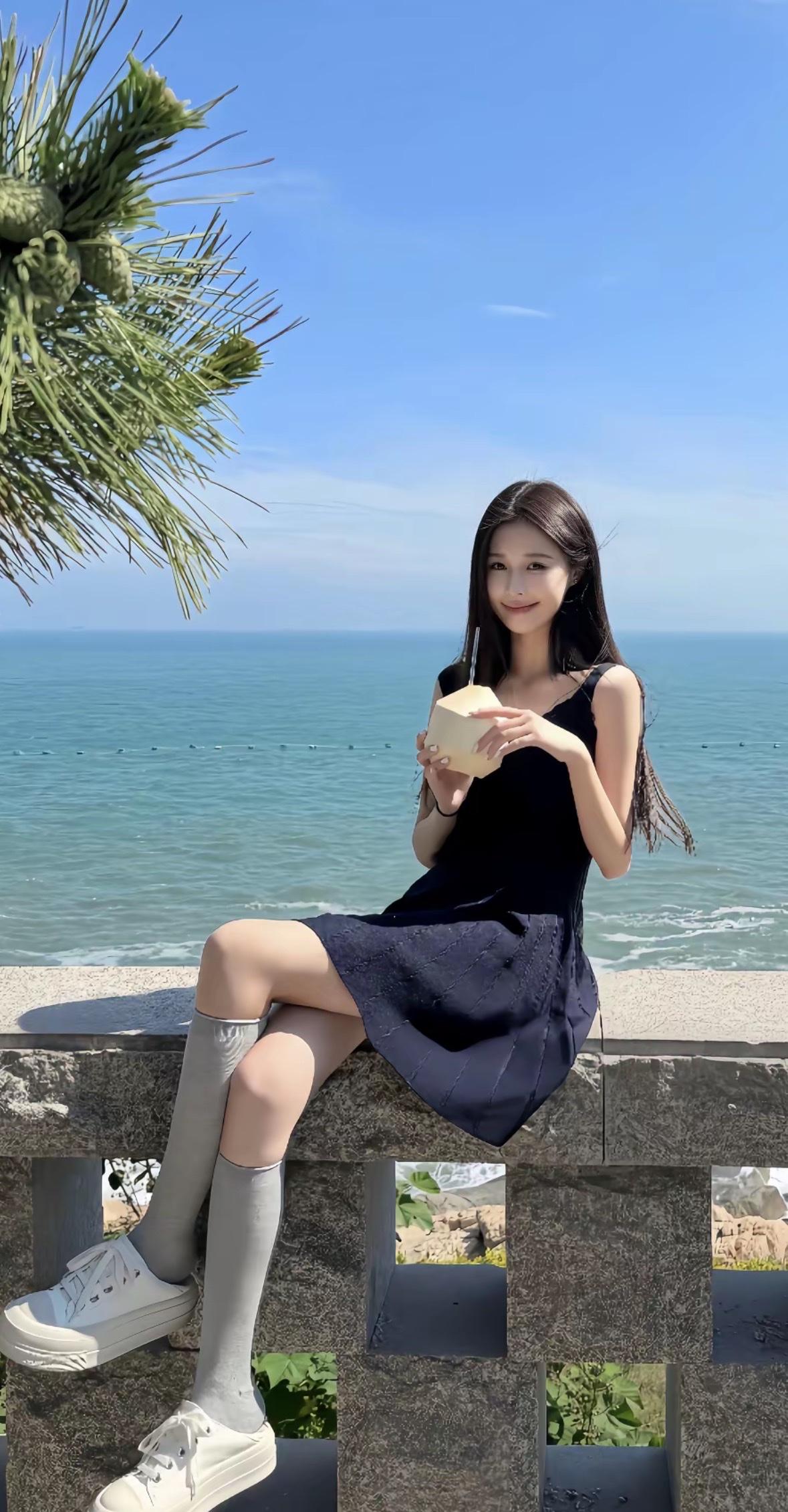 海边度假，清新夏日，享受一杯冰饮的美好时光。