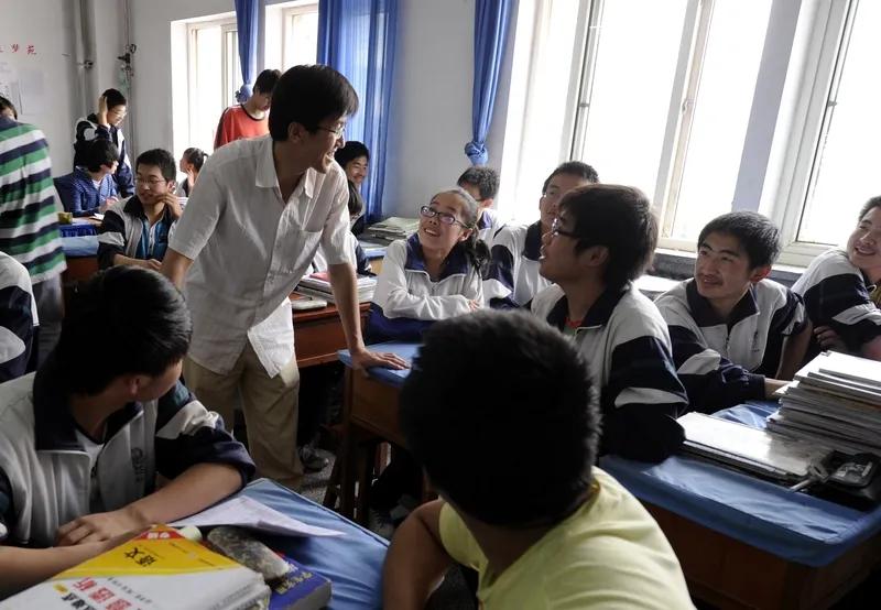 一位网友说，他们学校里的秦老师，师范大学毕业，教书五年后就评上了一级职称。由于他