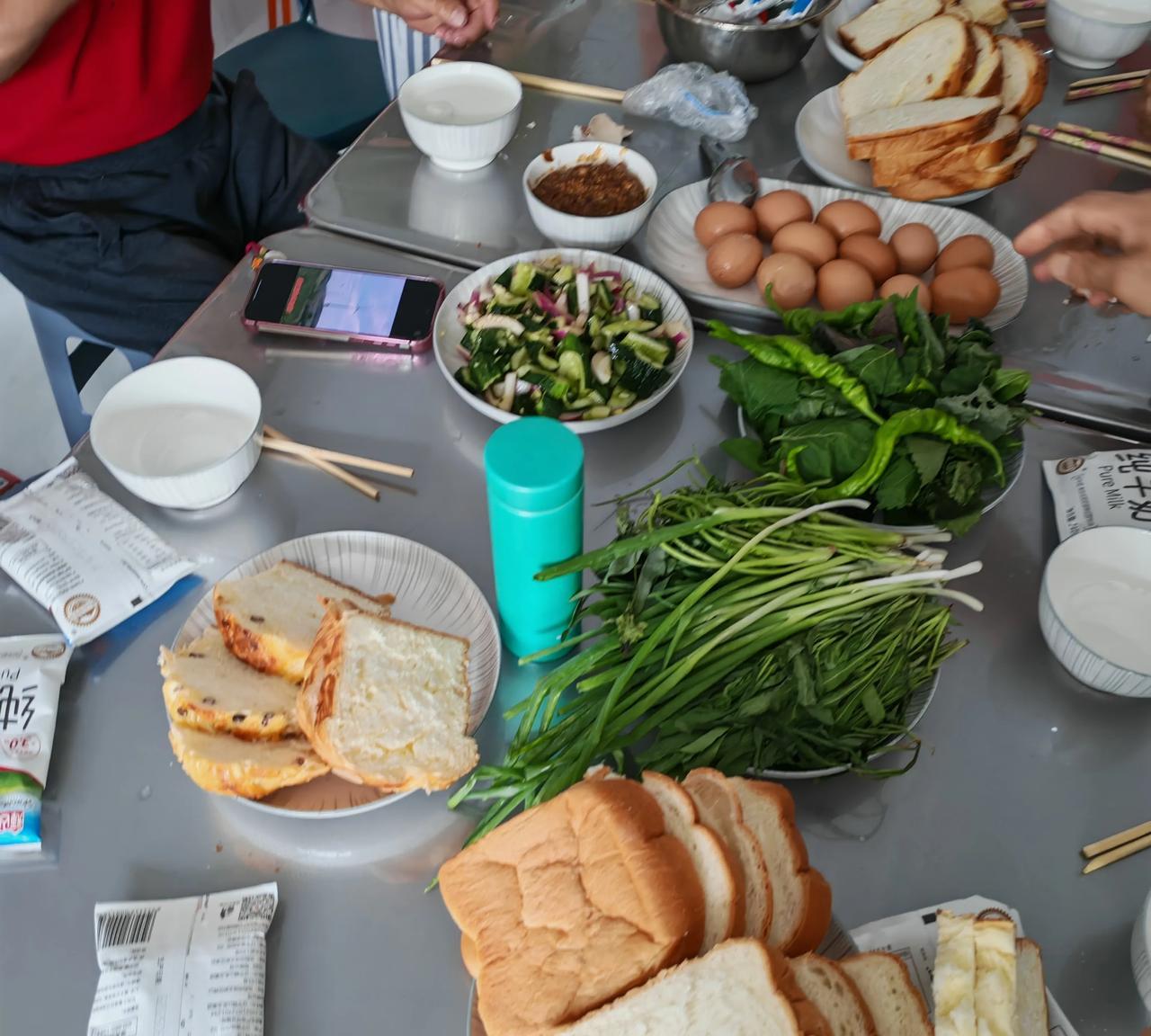 #《晒一张美食照片》##思拉堡旅游#今日早餐：牛奶，自制面包，鸡蛋，凉拌菜