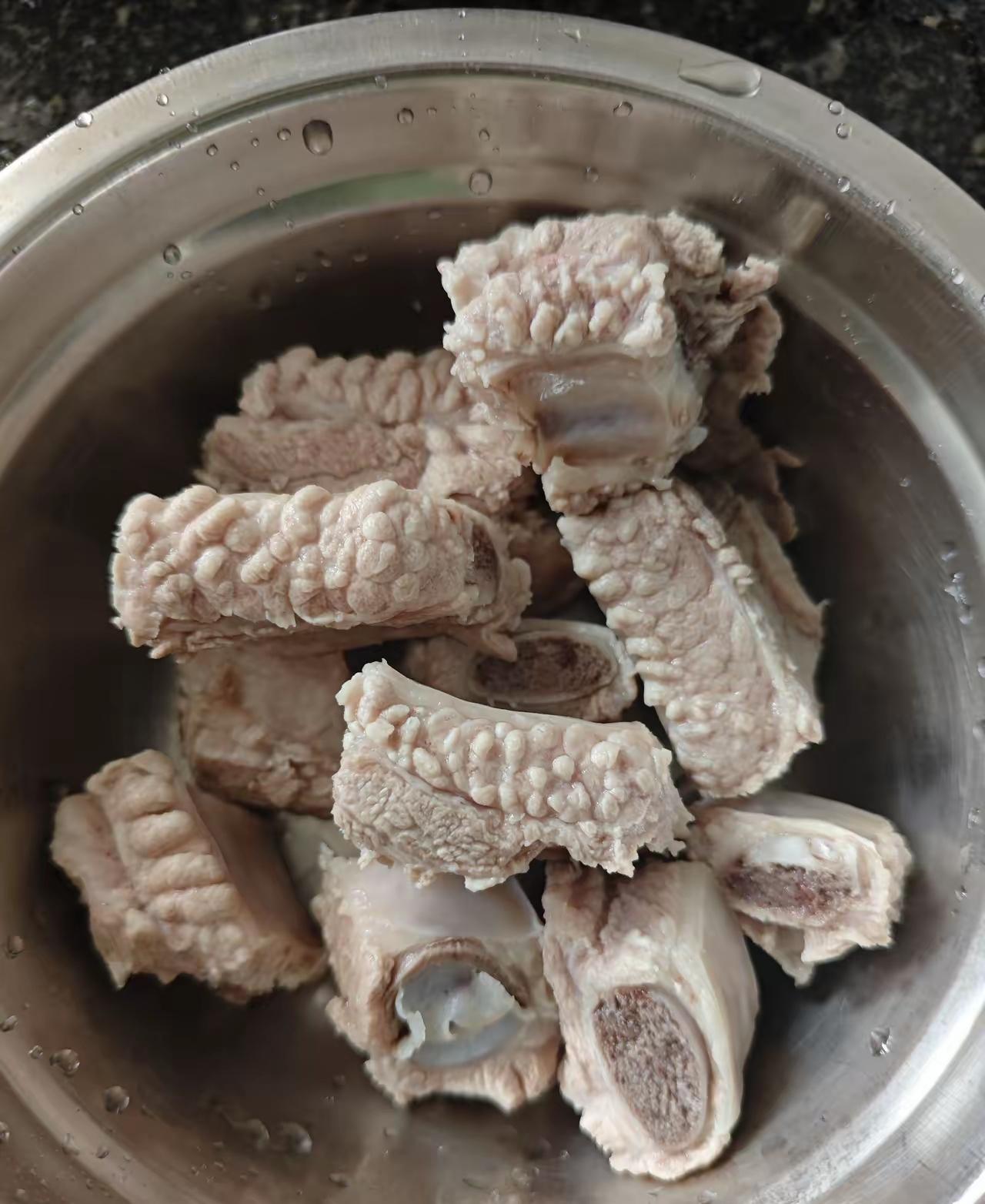 去菜市场挑了两根看着新鲜的排骨，回家焯水准备炖汤，结果捞出来一看直接懵了！这排骨