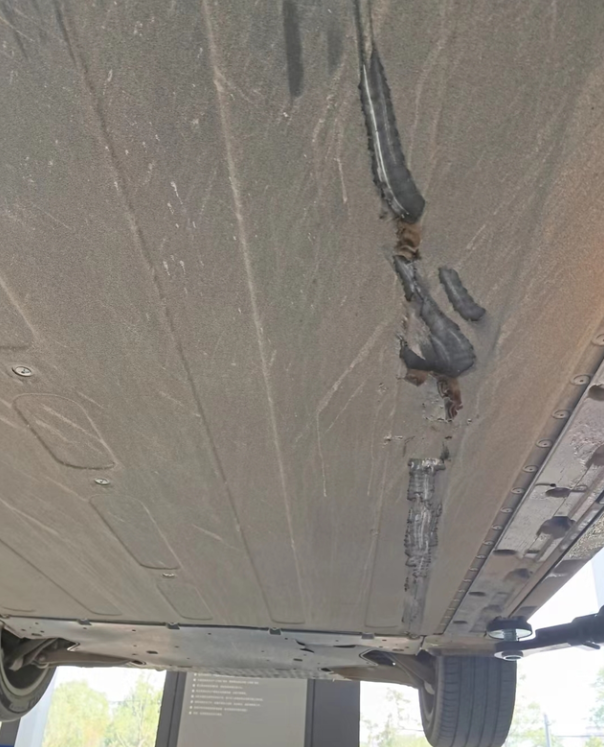 Su7挂底全损？朋友圈看到小米SU7刮了底盘，保险直接走全损了，为什么不是换电