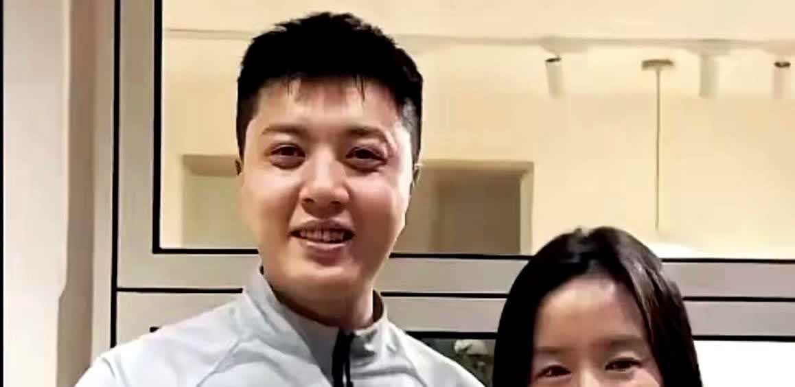 家人们谁懂啊！大连街头偶遇董洁和男友牵手逛街，这姐44岁素颜状态直接让我