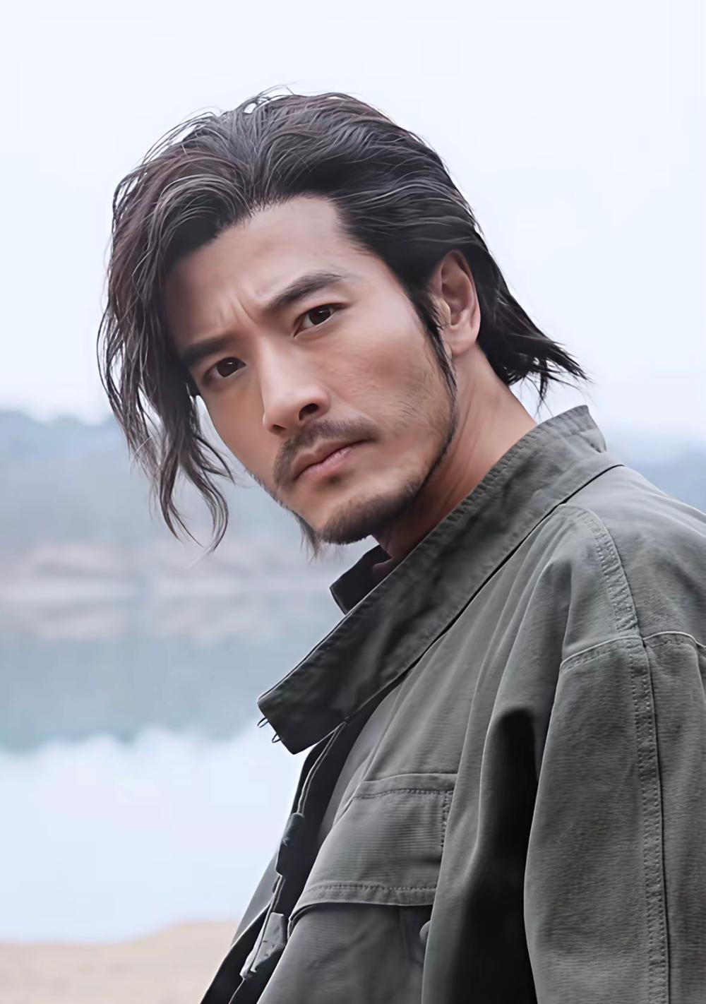 这就是和刘晓庆接吻的短剧男演员金珈。不知道说刘晓庆什么好了！幸亏这个男演员不