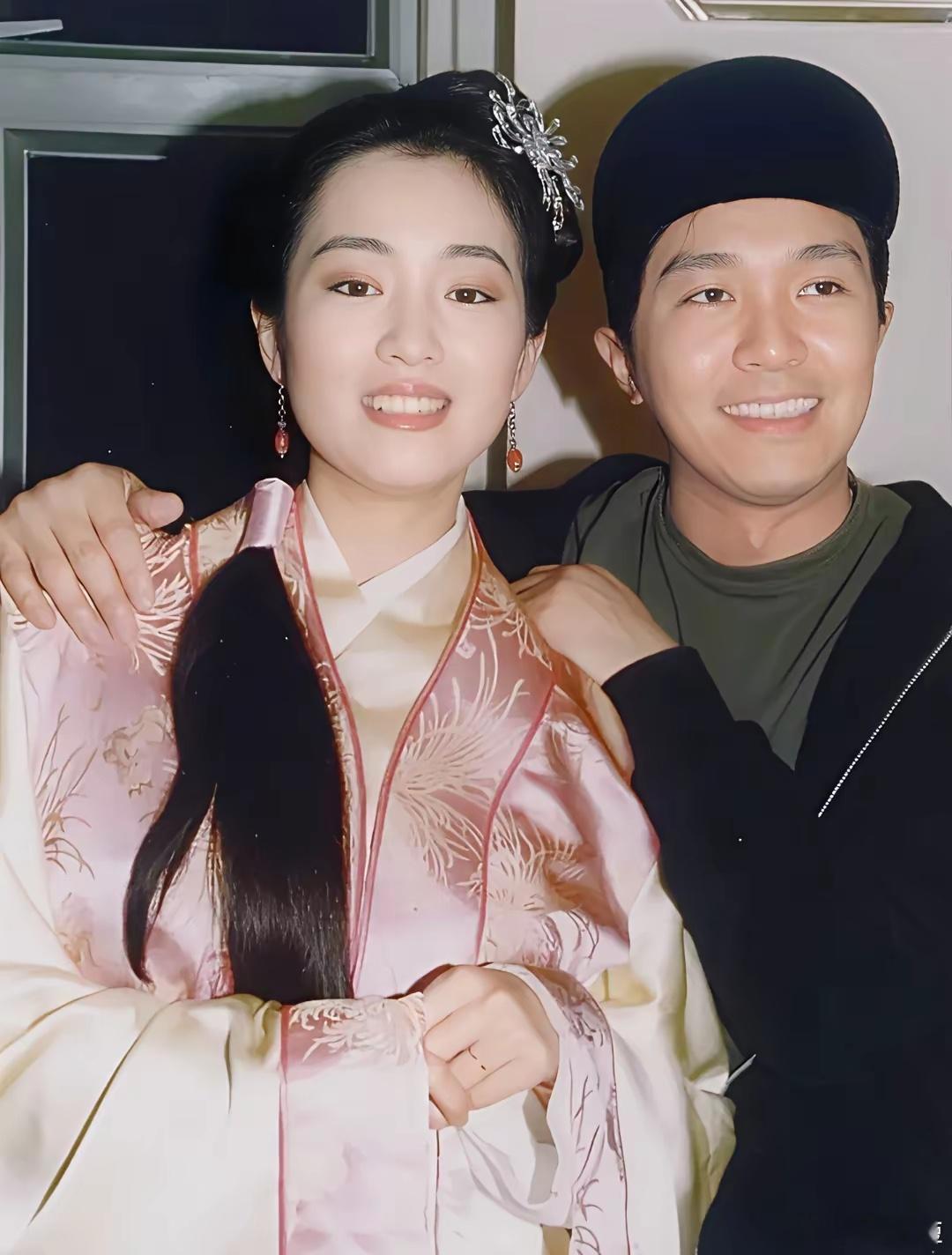 1992年，27岁的巩俐和30岁的周星驰合影两人合作拍摄电影《唐伯虎点秋香》​​