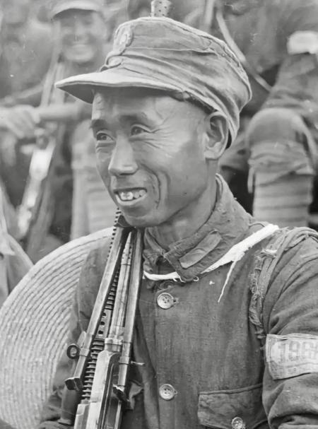 1940年，日军2000兵力趁着过新年，在武家湾包围了2团，团长却下令不准开枪，