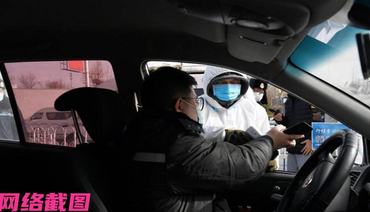 湖南长沙某网约车司机这天接单三位年轻女生，还一起全都穿着可爱公主的小百叶褶裙，且