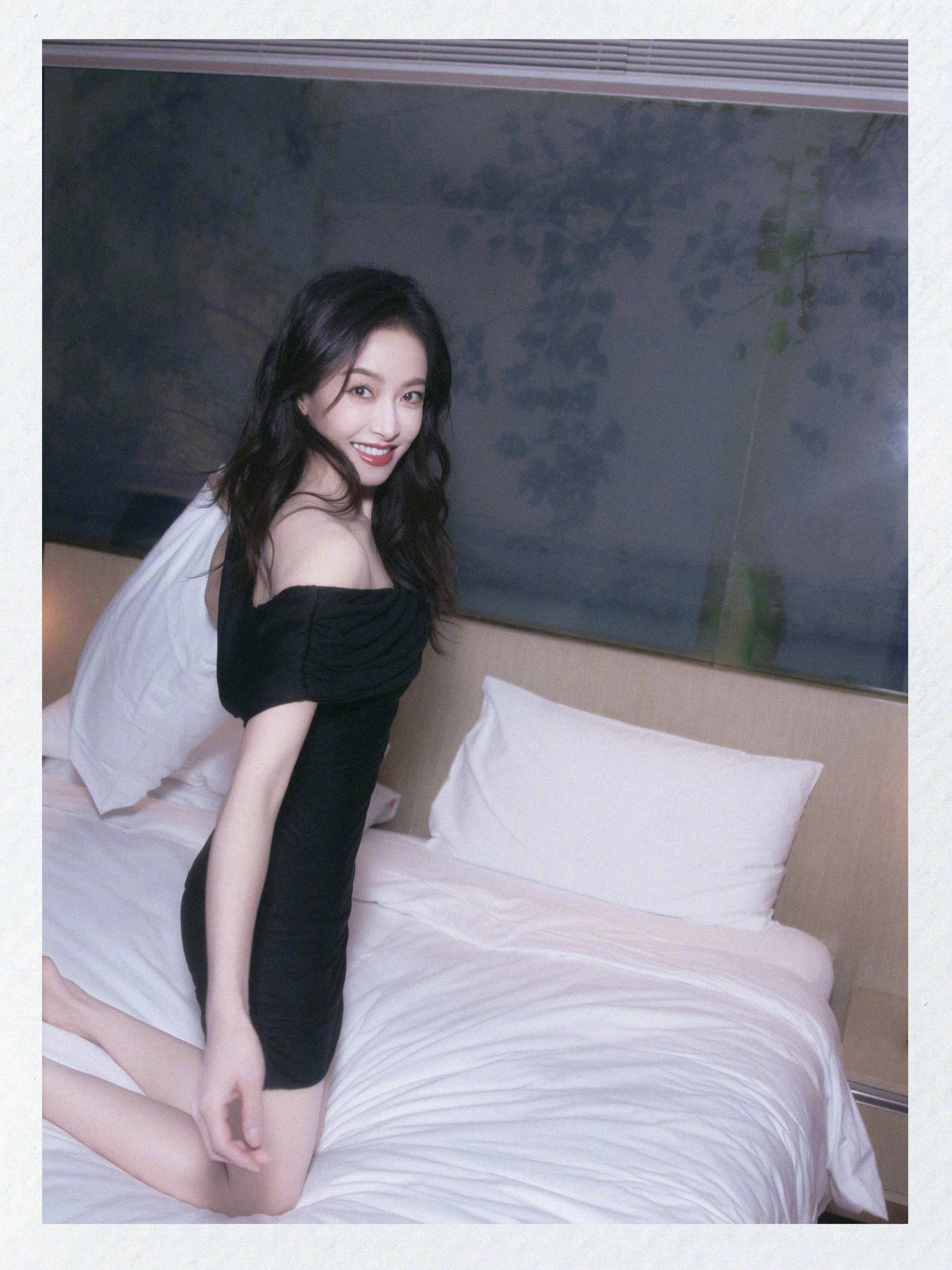 宋茜床上诱惑这高跟鞋👠不知道谁拿走了