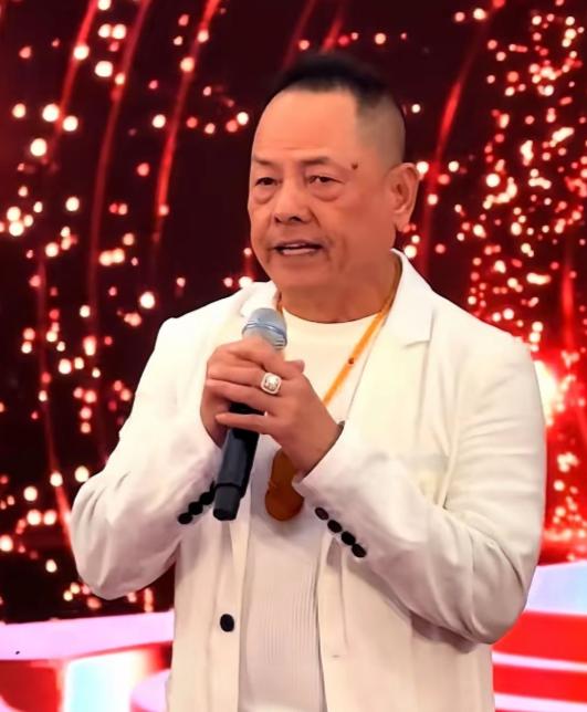 崩牙驹，引发热议。7月26日，71岁的尹国驹被网友拍到在澳门举办生