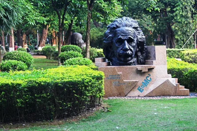 爱因斯坦的8句人生智慧：告诉你，人生的成功不靠智商，而在于心态与价值在我们心