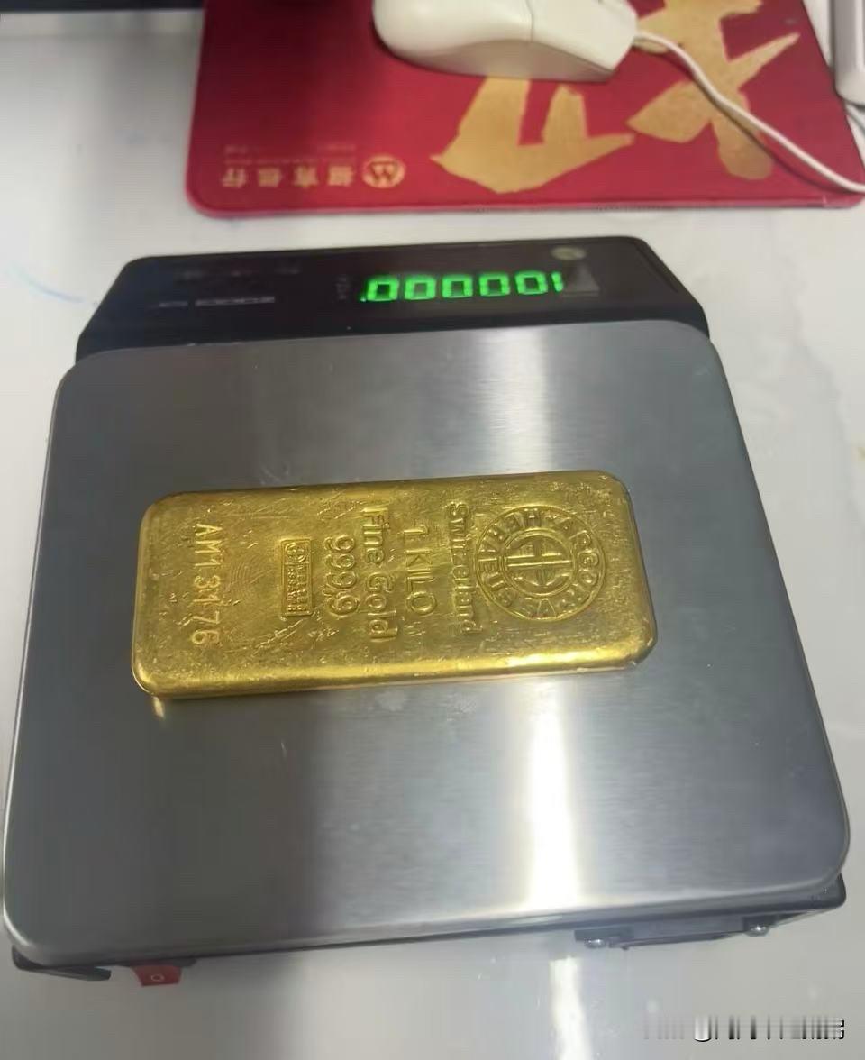 亏大了！当初760多入手的黄金，我自己想的是涨到830就立马卖掉。拿手里四个月了