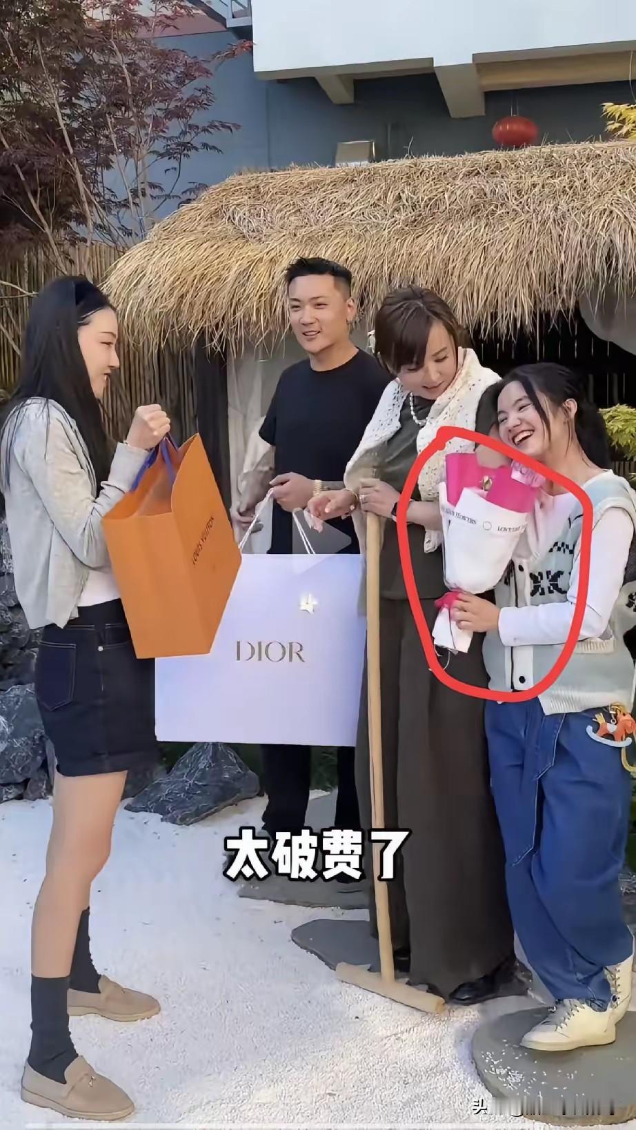 原来李勒优不仅没拿到崔家给她的工资，还要自己贴钱配合他们拍视频。一个花店老板