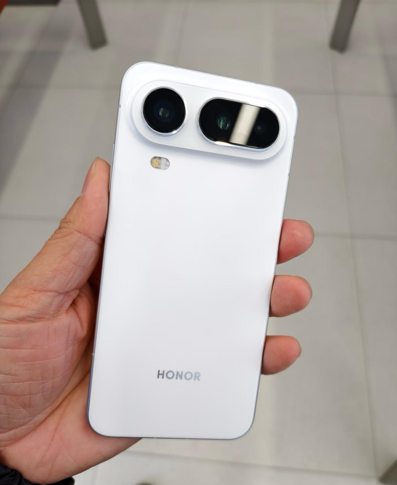 荣耀Magic8ProAir这手感是真绝了！拿在手里轻盈又贴手，颜值也长在审