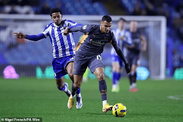 曼联45万报价谢周三17岁左后卫阿拉奥, 利物浦也考虑开报价