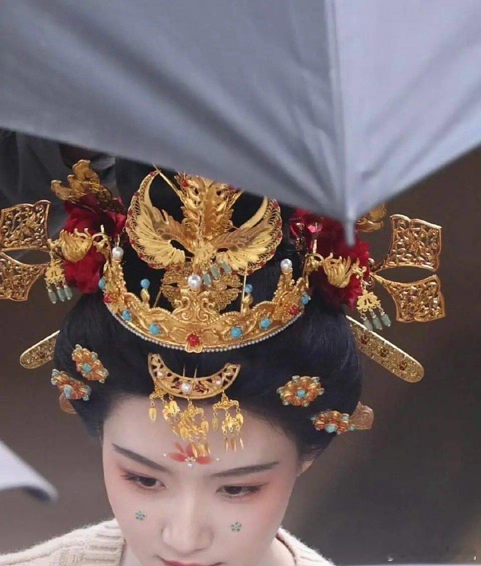 卢昱晓的《何不同舟渡》大婚的造型跟田曦薇子夜归里的服化道很像啊