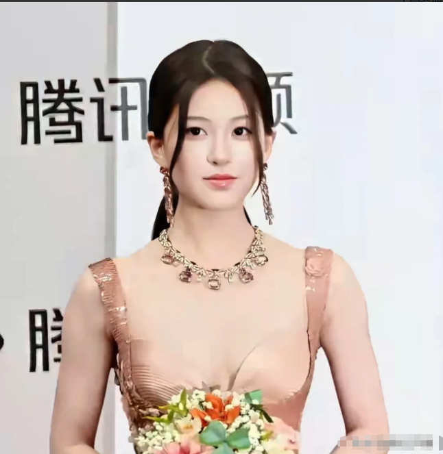 9月7日晚，宝格丽高级珠宝宴会邀请了刘亦菲、刘嘉玲、蔡依林、吴磊等代言人参加，却没有邀请赵露思，不少