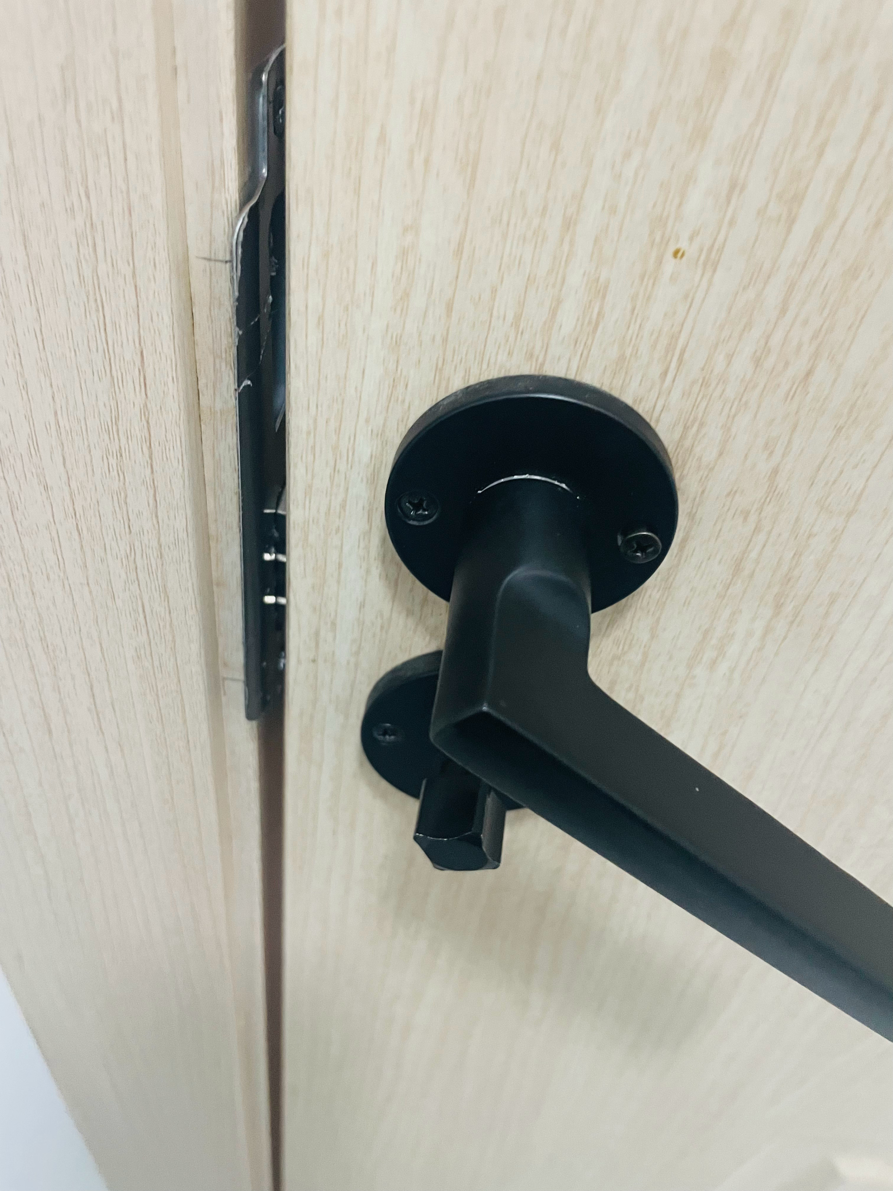 好无语，我突然发现我宿舍的门打不开了！