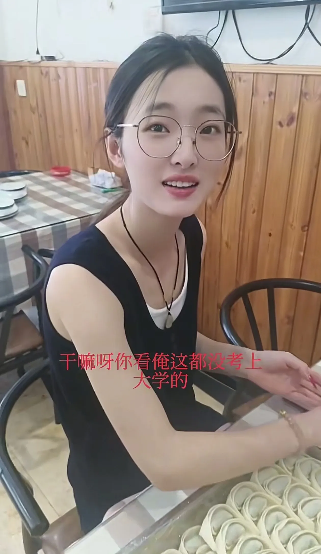 江苏，一家两个女儿都没考上大学，于是就干脆帮家里人包起了馄饨，结果看到两个女儿正