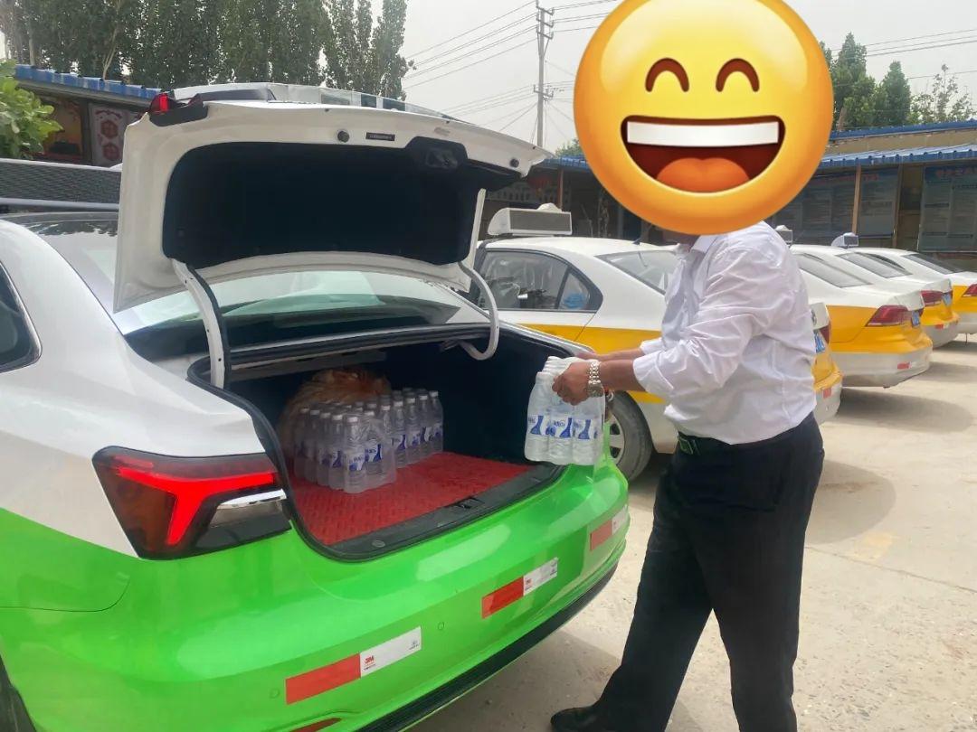 在新疆打车这几天发现个事儿，遇到的网约车、出租车司机大多是少数民族师傅，而且几乎